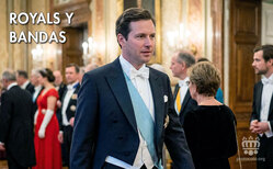 Icono Las bandas o sashes son símbolos de distinciones concedidas a personajes relevantes o royals La forma de vestir de las bandas es peculiar dependiendo del tipo de vestimenta que se luzca