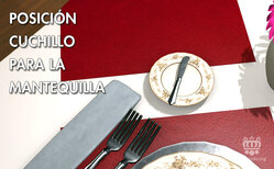 El cuchillo se coloca en el platillo para la mantequilla