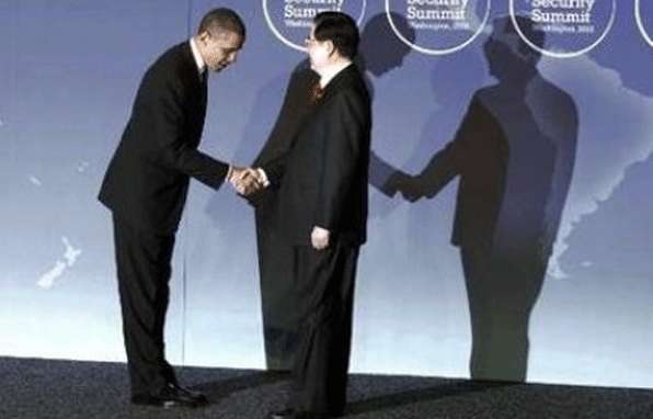 Barack Obama saluda a Hu Jintao.