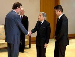 Mariano Rajoy saluda al emperador de Japón Akihito.