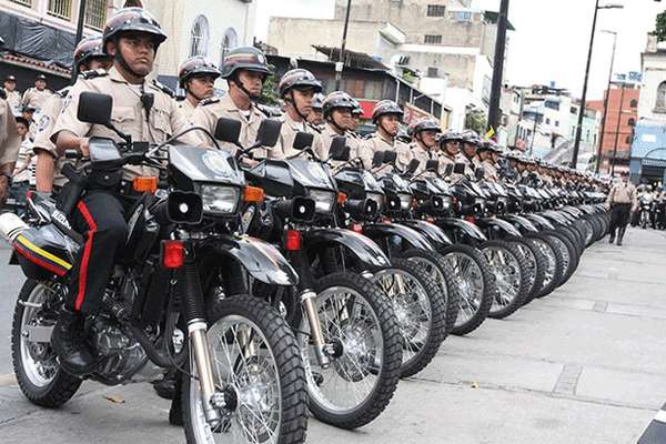 Policías Nacionales de Venezuela posan en formación con sus motocicletas.