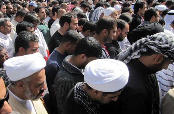 Momento de la oración en un funeral por el rito islámico.