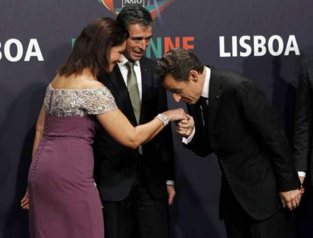 Nicolas Sarkozy saluda a Anne-Mette Rasmussen