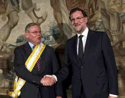 Mariano Rajoy impone la banda de Isabel la Católica a Bob Méndez