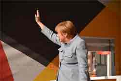Gestos políticos famosos. Gestos populares de los políticos. Angela Merkel saluda