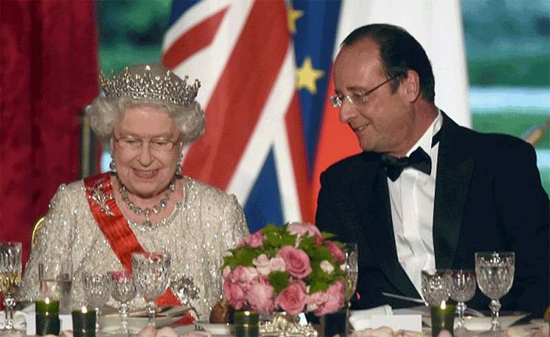 La reina de Inglaterra cena con el presidente francés Francoise Hollande.