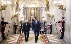 Felipe VI junto al Presidente italiano, Sergio Mattarella, a su llegada a Palacio Real