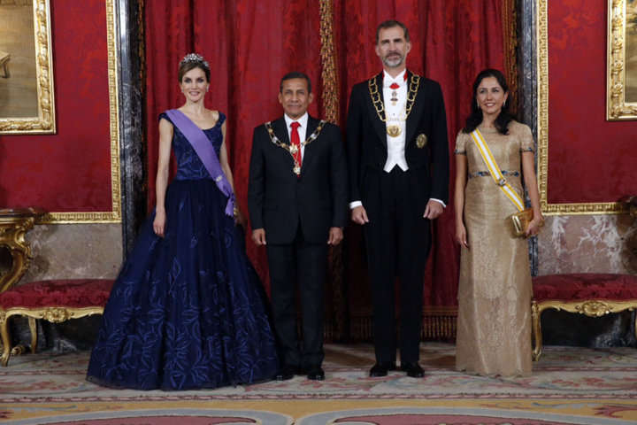 Sus Majestades los Reyes y Sus Excelencias el Presidente de Perú y su esposa en el Salón de Tenier