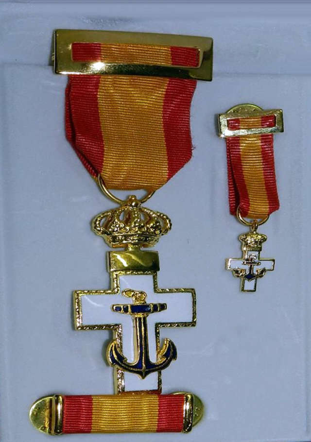 Medalla Cruz al Mérito Naval distintivo blanco, miniatura y pasador 