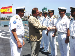 Pedro García de Paredes, Comandante de EU Naval Force, da la bienvenida a Bob Tarrant