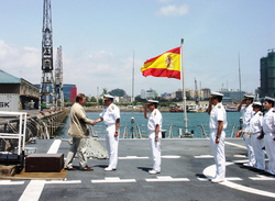 El Almirante Tarrant, es recibido a bordo del Buque insignia Méndez Núñez por el Contraalmirante García de Paredes
