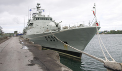 Buque insignia de la Fuerza Naval de la UE NRP Álvares Cabral junto a Mombasa