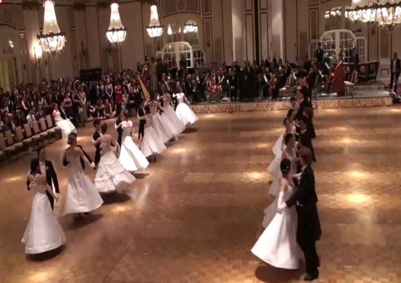 Baile de debutantes. Debutantes vestidos de gala bailan un Vals con orquesta en directo.