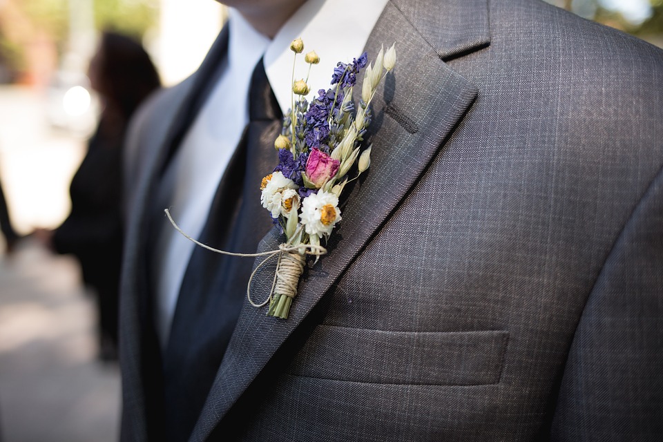 Detalle floral para chaqueta de hombre