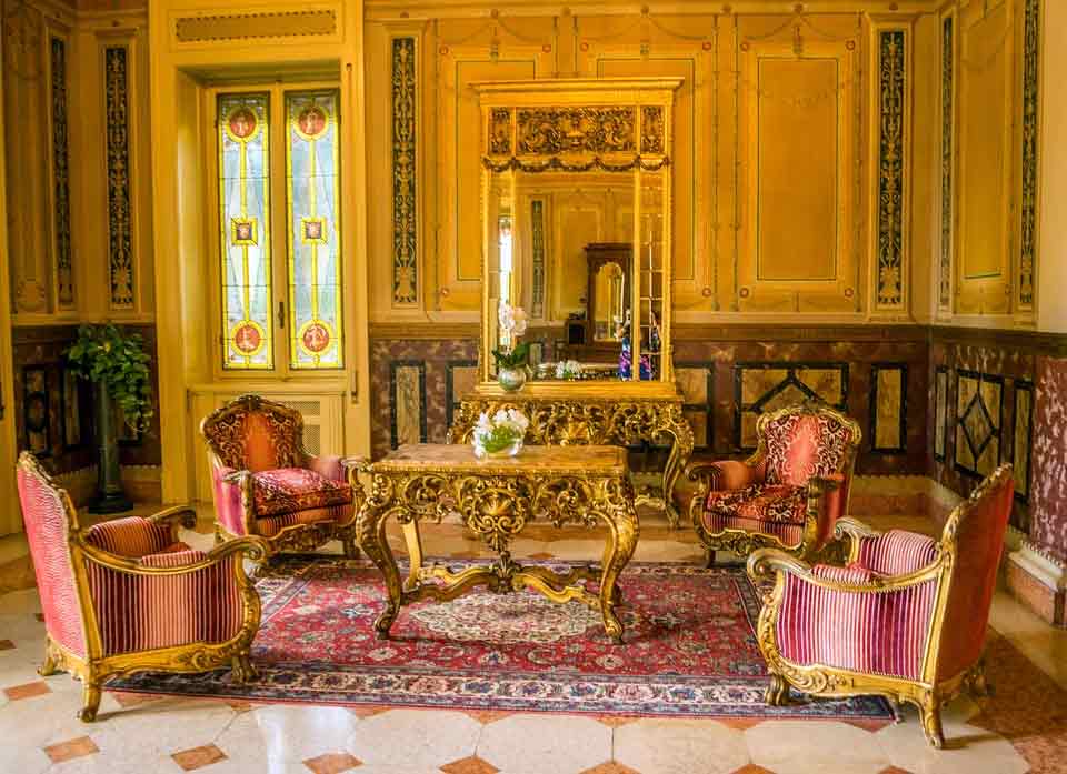 La nobleza española. El salón de una palacete con mobiliario de época