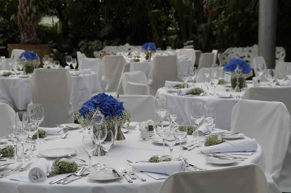 La organización de un banquete de boda o empresarial. Mesas para un banquete