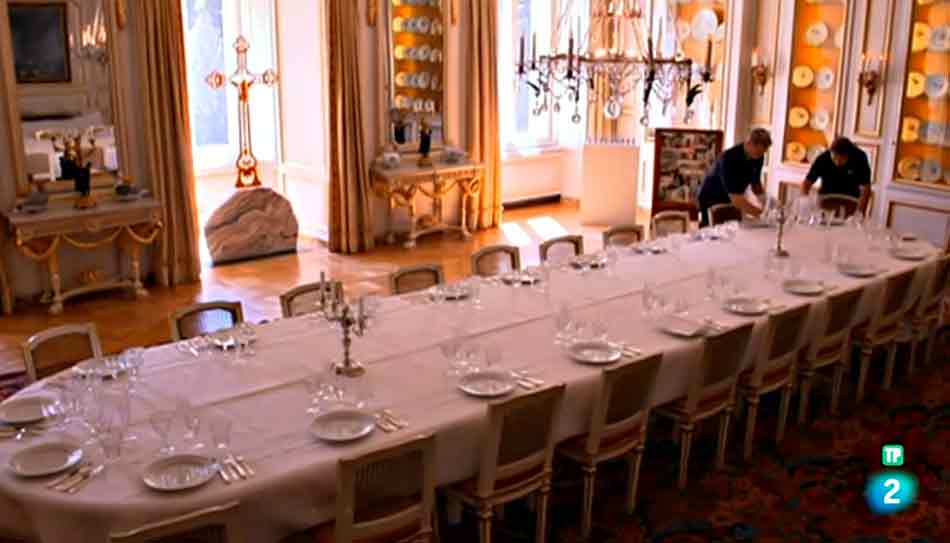 Cena para una homenaje en el castillo de San Emerano, Alemania. Mesa de banquete