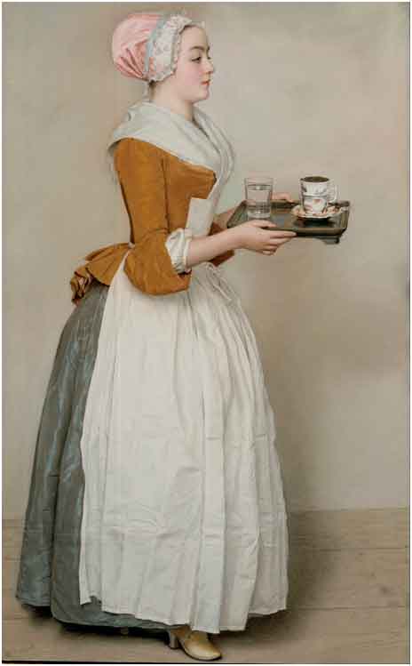 Mujer sirviendo una taza de chocolate
