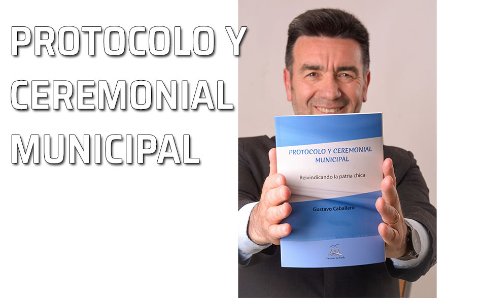Gustavo Caballero con su libro Libro Protocolo y Ceremonial Municipal