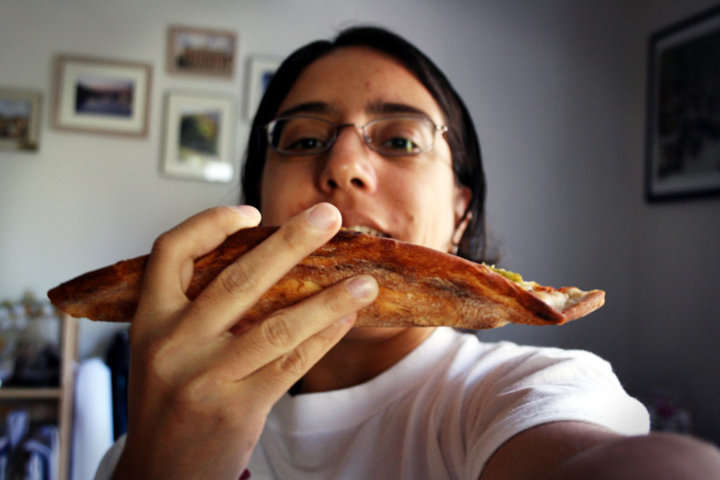Comer pizza con las manos