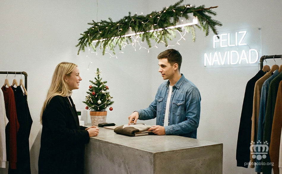 Una palabra amable o un mensaje de ánimo le puede alegrar el día a cualquiera. Las navidades son fechas complicadas para hacer compras, sobre todo si se deja todo para última hora