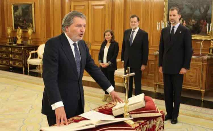 El nuevo ministro de Educación, Cultura y Deporte, Íñigo Méndez de Vigo, jura su cargo ante Su Majestad el Rey