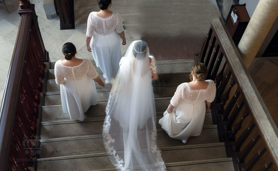 Las damas de honor son las que ayudan a la novia con el vestido y con cualquier otra necesidad que tenga