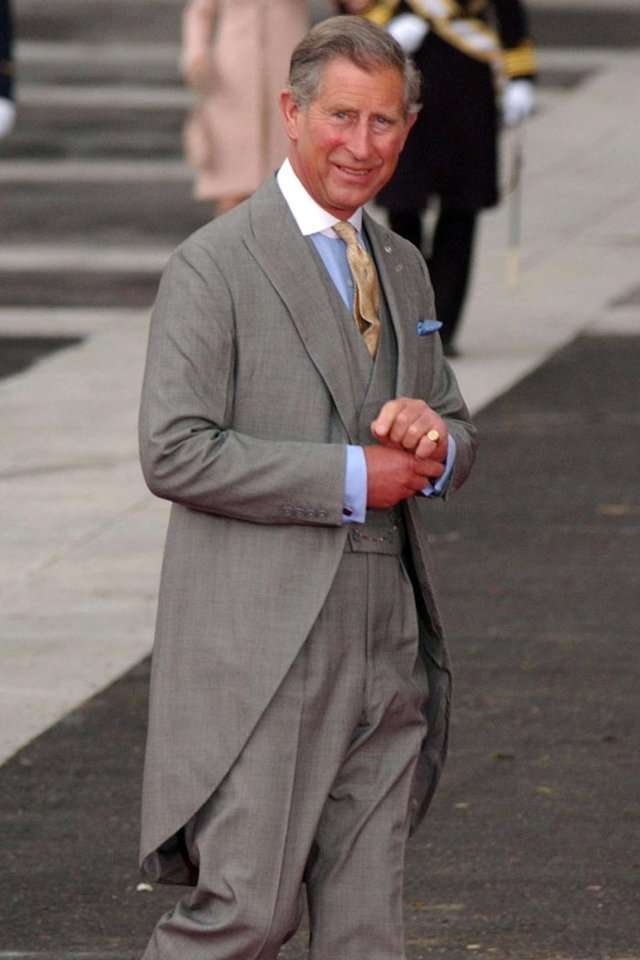 El príncipe Carlos de Inglaterra vestido de chaqué