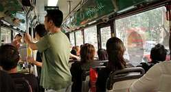 Autobús público llenos de pasajeros.