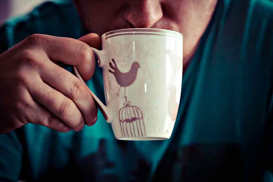 Sujetar correctamente una taza con una bebida caliente. Sujetar una taza de café