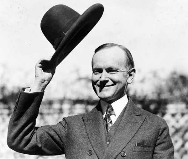 Quitarse el sombrero. Saludo U.S. President Calvin Coolidge.