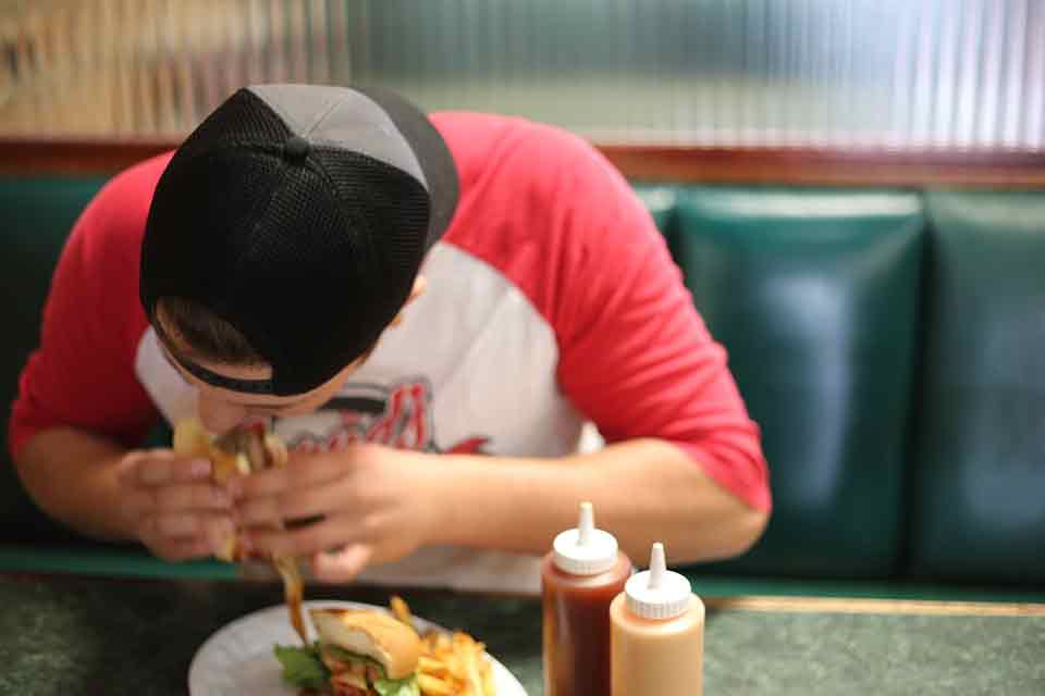 Reglas de etiqueta para comer fast food, comida chatarra, comida basura