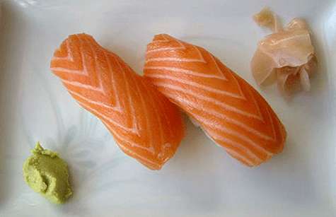 Plato de sushi de salmón.