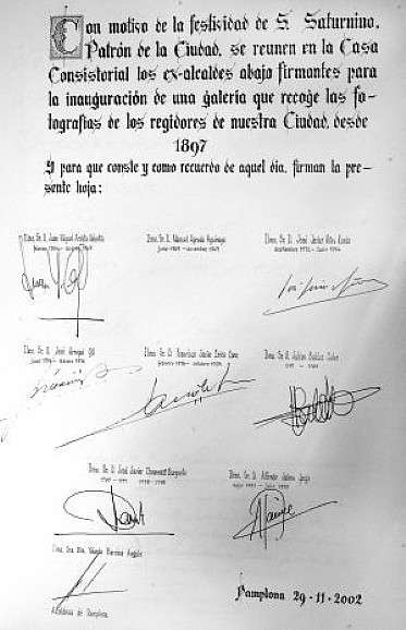 Firmas de diversos Alcaldes.