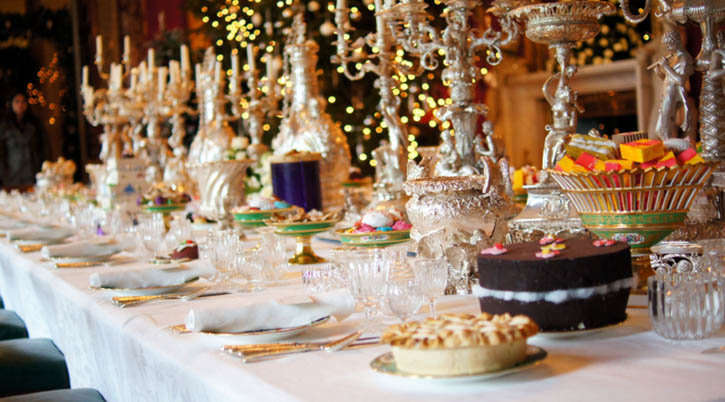 Mesa decorada para celebración navideña