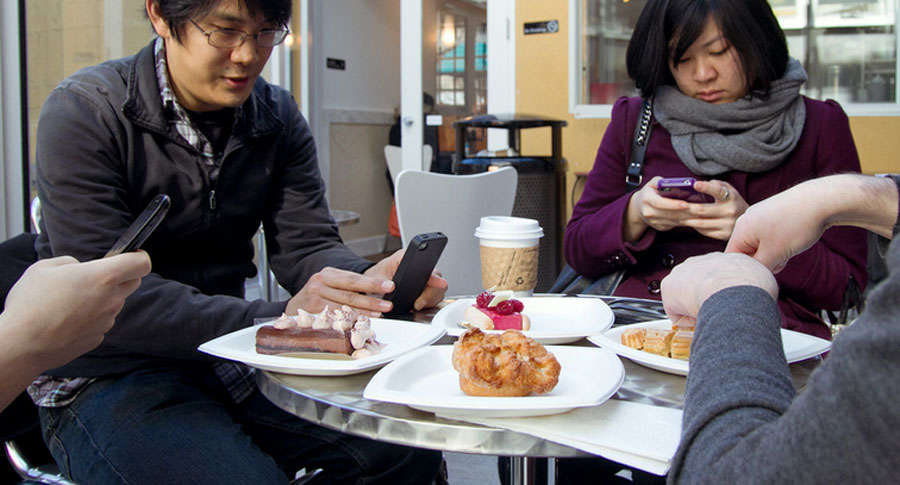 Los teléfonos móviles/celulares en la mesa.