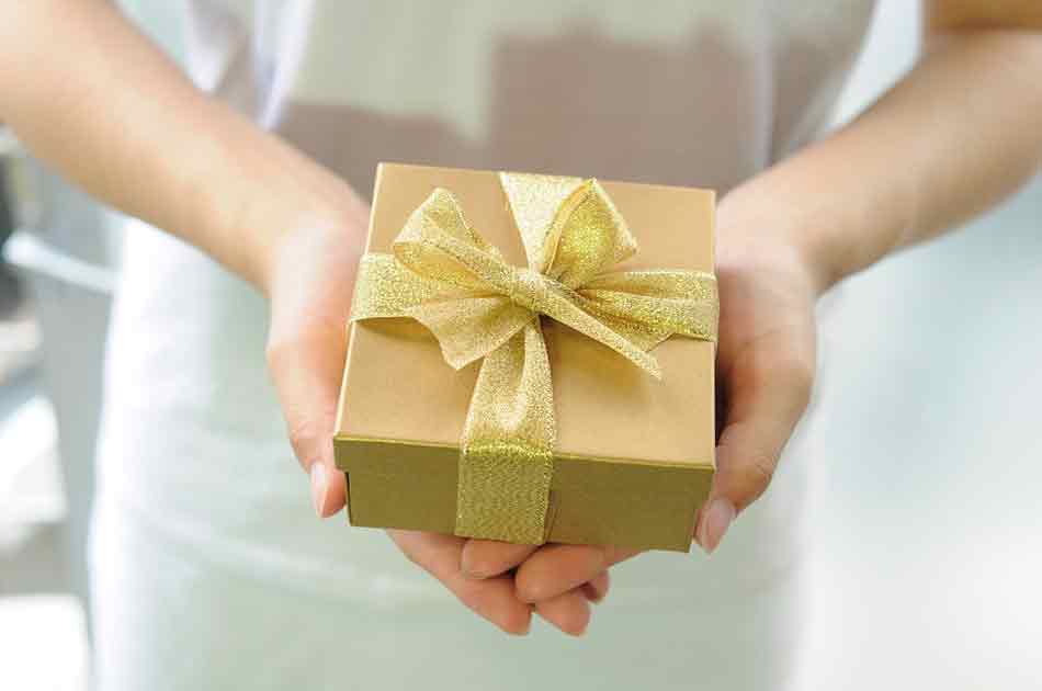 El regalo se abre delante de la persona que lo regala. Ofrecer un regalo