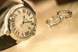 Organizar una boda del compromiso a los regalos. Reloj y alianzas
