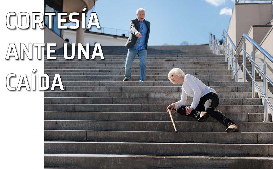 Una mujer se cae en unas escaleras y un hombre va en su ayuda