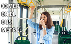 Una mujer toma un sorbo de café en el autobús
