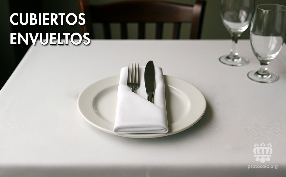 Presentar los cubiertos envueltos se suele hacer en líneas áreas y otros lugares, pero no en la mesa