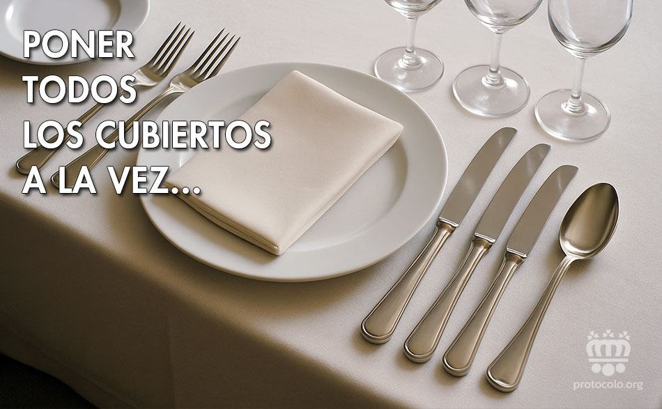 Una mesa demasiado llena no es elegante, por muy bonitos que sean los cubiertos