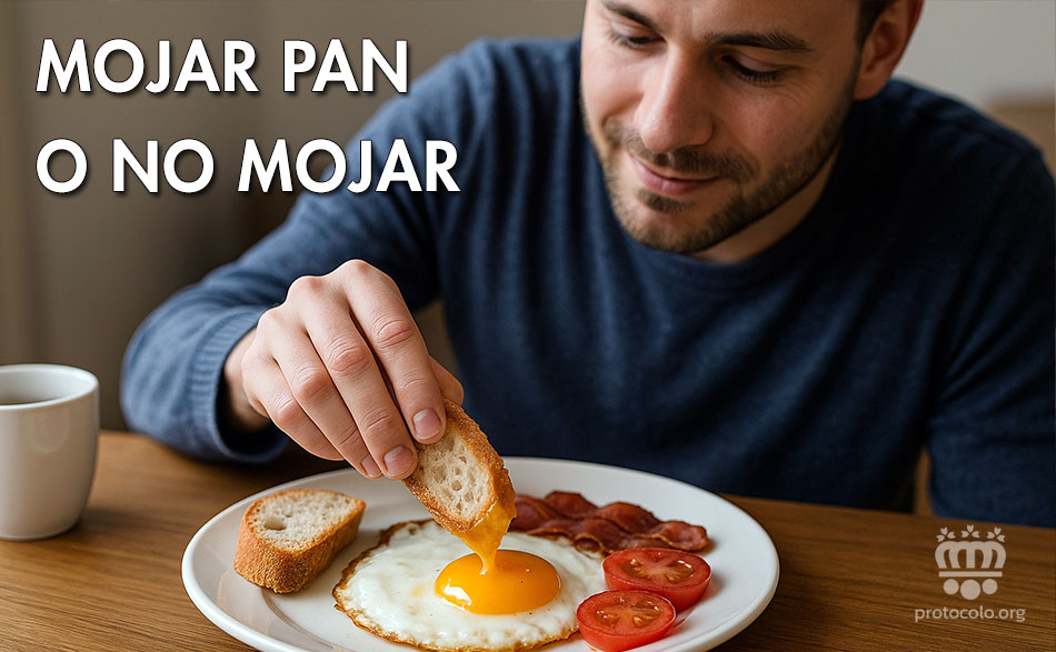 ¿Es correcto mojar un trozo de pan en un alimento?