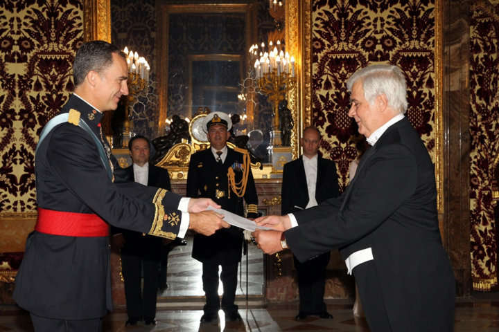Su Majestad el Rey recibe la Carta Credencial de manos del embajador de la República Helénica, Nikolaos Pazios