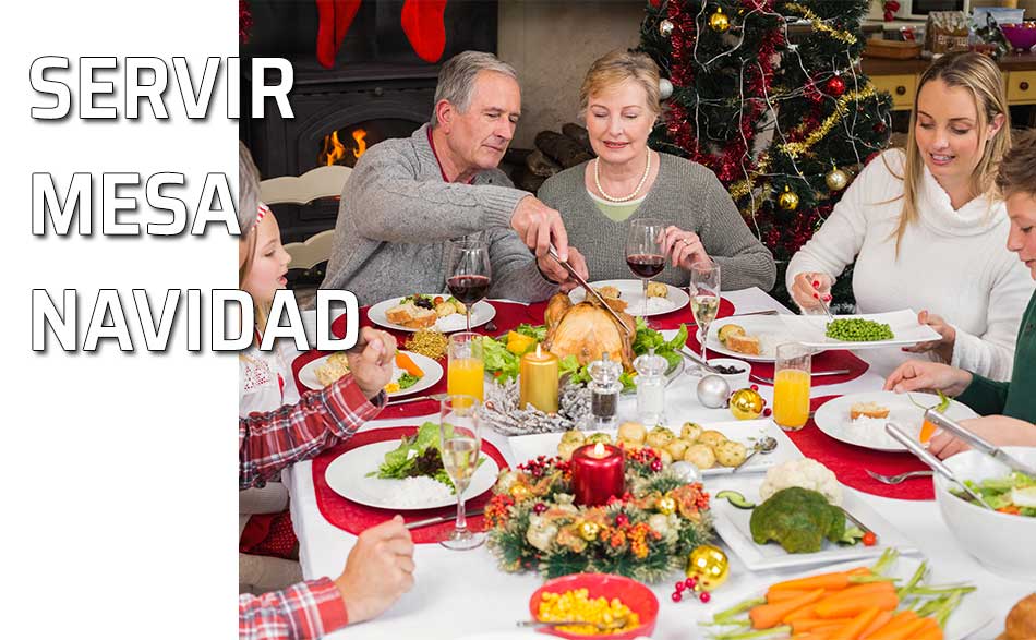 Familia celebrando una comida o cena de Navidad