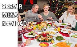 Familia celebrando una comida o cena de Navidad