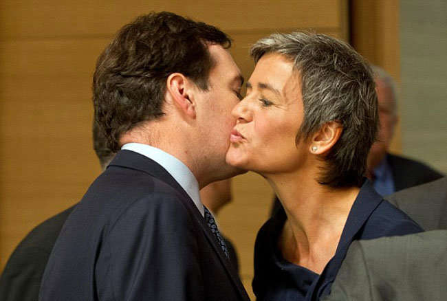 Saludo entre George Osborne y Margrethe Vestager