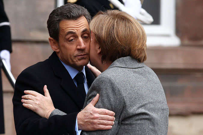 Saludo entre Angela Merkel y Nicolas Sarkozy