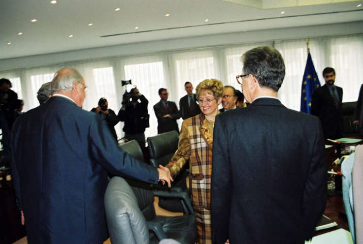 Helmut Kohl saludando