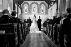 La entrada de la novia en la iglesia y el corte de salida